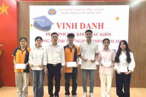 Ông Bế Văn Tằng – Phó Hiệu trưởng Trường THPT Dân tộc nội trú tỉnh Lạng Sơn trao khen thưởng cho học sinh.