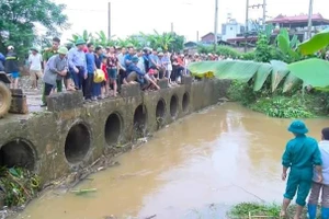 Lực lượng chức năng tìm kiếm nạn nhân