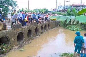 Lực lượng chức năng tìm kiếm nạn nhân