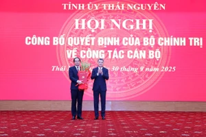 Ông Lê Minh Hưng, Ủy viên Bộ Chính trị, Bí thư Trung ương Đảng, Trưởng Ban Tổ chức Trung ương trao Quyết định cho Bí thư Tỉnh uỷ Thái Nguyên Trịnh Xuân Trường.
