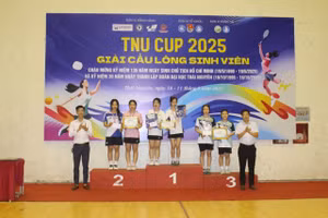 Ban tổ chức trao giải cho VĐV.