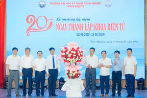 Các đại biểu tặng hoa chúc mừng.