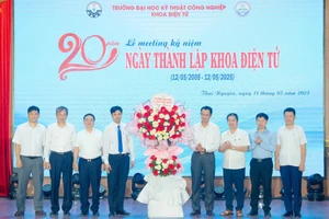 Các đại biểu tặng hoa chúc mừng.