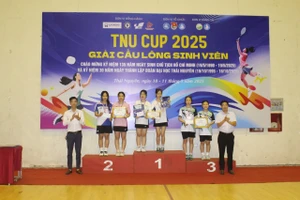 Ban tổ chức trao giải cho VĐV.