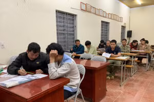 Lớp xoá mù chữ thu hút đông học viên người Mông tham dự.