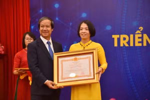 Thừa ủy quyền của Chủ tịch nước, Bộ trưởng Bộ Giáo dục và Đào tạo Nguyễn Kim Sơn trao danh hiệu Nhà giáo Ưu tú cho cô Lê Thị Lan Phương.