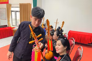 Phương Văn Đằng dạy đàn tính.