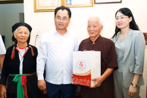 Bí thư Tỉnh uỷ Thái Nguyên Trịnh Việt Hùng thăm, tặng quà gia đình chính sách tiêu biểu người DTTS.