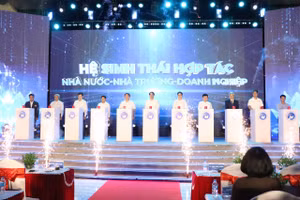 Đại biểu thực hiện nghi thức kích hoạt Hệ sinh thái hợp tác Nhà nước – Nhà trường – Doanh nghiệp.