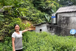 Bà Nguyễn Thị Huân, dân tộc Tày ở xóm Khau Lai, xã Ôn Lương, huyện Phú Lương, tỉnh Thái Nguyên phấn khởi khi được hỗ trợ téc chứa nước.