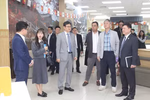 Lãnh đạo Samsung Việt Nam và Đại học Thái Nguyên thăm quan Trung tâm số.