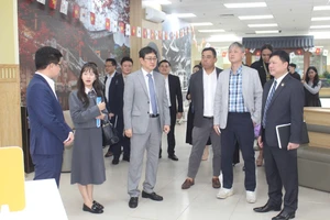 Lãnh đạo Samsung Việt Nam và Đại học Thái Nguyên thăm quan Trung tâm số.