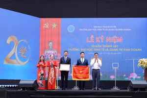 Ông Đặng Xuân Trường - Phó Chủ tịch thường trực UBND tỉnh Thái Nguyên trao cờ thi đua và tặng bằng khen cho nhà trường.