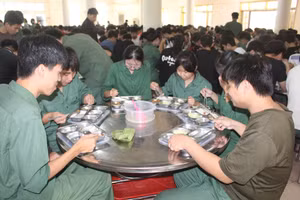 Sinh viên ăn trưa tại Trung tâm GDQP và An ninh (Đại học Thái Nguyên).