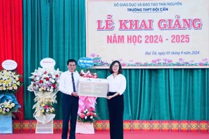 Công ty Núi Pháo hỗ trợ 140 triệu đồng cho các trường học nhân dịp khai giảng năm học mới.