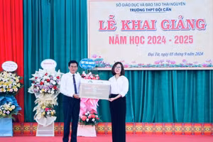 Công ty Núi Pháo hỗ trợ 140 triệu đồng cho các trường học nhân dịp khai giảng năm học mới.