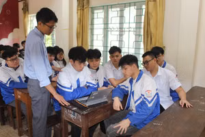 Giáo viên chủ nhiệm lớp 12 trường THPT Khánh Hoà (Thái Nguyên) lưu ý học sinh trong quá trình đăng ký dự thi.