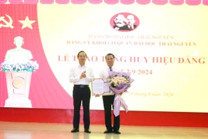 Chủ tịch HĐND tỉnh Thái Nguyên Phạm Hoàng Sơn trao tặng Huy hiệu 40 năm tuổi Đảng cho GS.TS Phạm Hồng Quang.