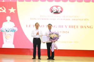 Chủ tịch HĐND tỉnh Thái Nguyên Phạm Hoàng Sơn trao tặng Huy hiệu 40 năm tuổi Đảng cho GS.TS Phạm Hồng Quang.