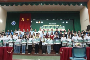 BTC trao giải thưởng cho các tác giả, nhóm tác giả tại cuộc thi “Thái Nguyên AImazing 2025”.