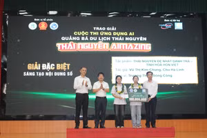 BTC trao giải cho tác giả giành giải đặc biệt.