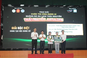 BTC trao giải cho tác giả giành giải đặc biệt.