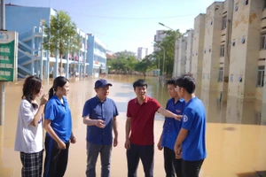 PGS.TS Hoàng Văn Hùng, Giám đốc Đại học Thái Nguyên thăm hỏi động viên sinh viên Trường Đại học Sư phạm.