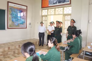 Thiếu tướng Nguyễn Quốc Toản – Cục trưởng Cục Dân quân tự vệ, Bộ Tổng Tham mưu QĐND Việt Nam cùng đại diện lãnh đạo Trung tâm GDQP&AN Đại học Thái Nguyên kiểm tra khu vực giảng đường.