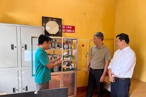 Hiệu trưởng trường THPT Phú Bình kiểm tra phòng y tế của nhà trường.