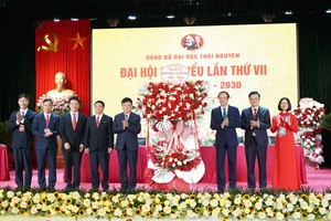Thứ trưởng Bộ Giáo dục và Đào tạo Phạm Ngọc Thưởng tặng hoa chúc mừng Đại hội.
