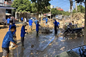 Tuổi trẻ Đại học Thái Nguyên nỗ lực dọn dẹp đường phố.