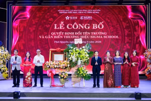 TS. Đào Xuân Tân – Phó Giám đốc Sở Giáo dục và Đào tạo tỉnh Thái Nguyên tặng hoa chúc mừng nhà trường.