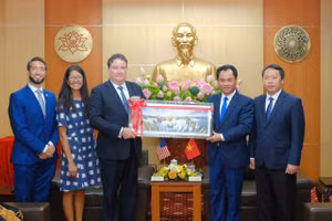 Bí thư Tỉnh uỷ Thái Nguyên Trịnh Việt Hùng tiếp ngài Marc E. Knapper - Đại sứ đặc mệnh toàn quyền Hoa Kỳ tại Việt Nam.