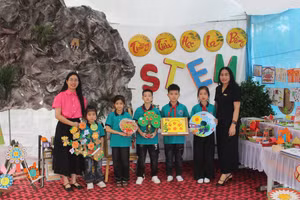 Cô và trò trường Tiểu học La Bằng, huyện Đại Từ cùng các sản phẩm do chính học sinh tự sáng tạo.