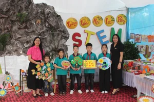 Cô và trò trường Tiểu học La Bằng, huyện Đại Từ cùng các sản phẩm do chính học sinh tự sáng tạo.