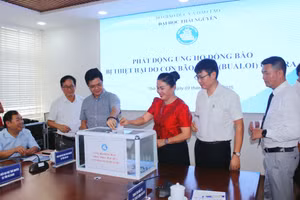 Đại diện các đơn vị ủng hộ đồng bào khắc phục mưa lũ.