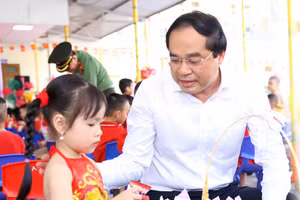 Bí thư Tỉnh ủy Thái Nguyên Trịnh Xuân Trường đến thăm, tặng quà các cháu thiếu nhi.