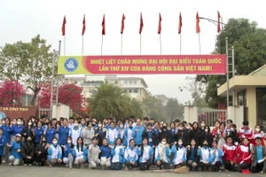 Đoàn viên sinh viên tích cực hưởng ứng.