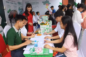 TS. Phan Thị Hồng Phúc - Phó Hiệu trưởng Trường Đại học Nông Lâm thăm các gian hàng tuyển dụng.