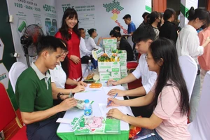 TS. Phan Thị Hồng Phúc - Phó Hiệu trưởng Trường Đại học Nông Lâm thăm các gian hàng tuyển dụng.