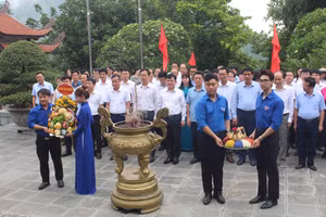 Đoàn công tác của Đại học Thái Nguyên và các trường thành viên dâng hoa, dâng hương tại Nhà tưởng niệm Chủ tịch Hồ Chí Minh.