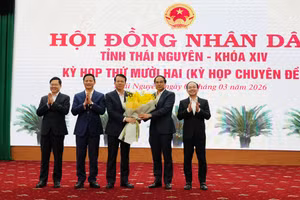 Lãnh đạo tỉnh Thái Nguyên tặng hoa chúc mừng.