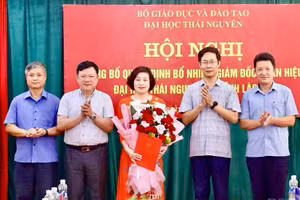 Lãnh đạo Đại học Thái Nguyên chúc mừng TS Nguyễn Hồng Liên.