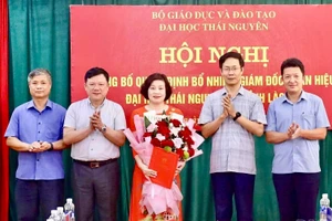 Lãnh đạo Đại học Thái Nguyên chúc mừng TS Nguyễn Hồng Liên.