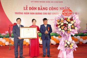 Ông Nguyễn Văn Hưng, Phó Giám đốc Sở Giáo dục và Đào tạo tỉnh Thái Nguyên trao bằng công nhận Trường Mầm non Quảng Chu đạt chuẩn quốc gia mức độ I.