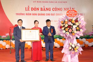Ông Nguyễn Văn Hưng, Phó Giám đốc Sở Giáo dục và Đào tạo tỉnh Thái Nguyên trao bằng công nhận Trường Mầm non Quảng Chu đạt chuẩn quốc gia mức độ I.