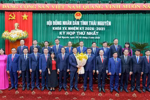 Ông Vũ Hồng Thanh, Phó Chủ tịch Quốc hội tặng hoa chúc mừng.