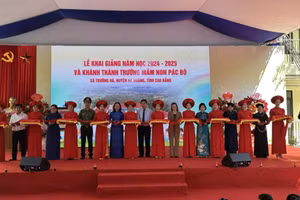 Các đại biểu cắt băng khánh thành Trường Mầm non Pác Pó.