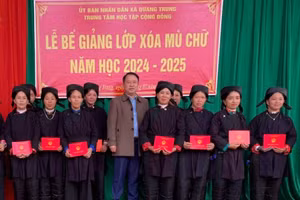 Bế giảng lớp xóa mù chữ tại xã đặc biệt khó khăn của huyện Bình Gia (Lạng Sơn).