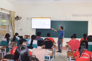 Thầy và trò trường THCS Hoá Thượng, huyện Đồng Hỷ trong giờ học Tiếng Anh.